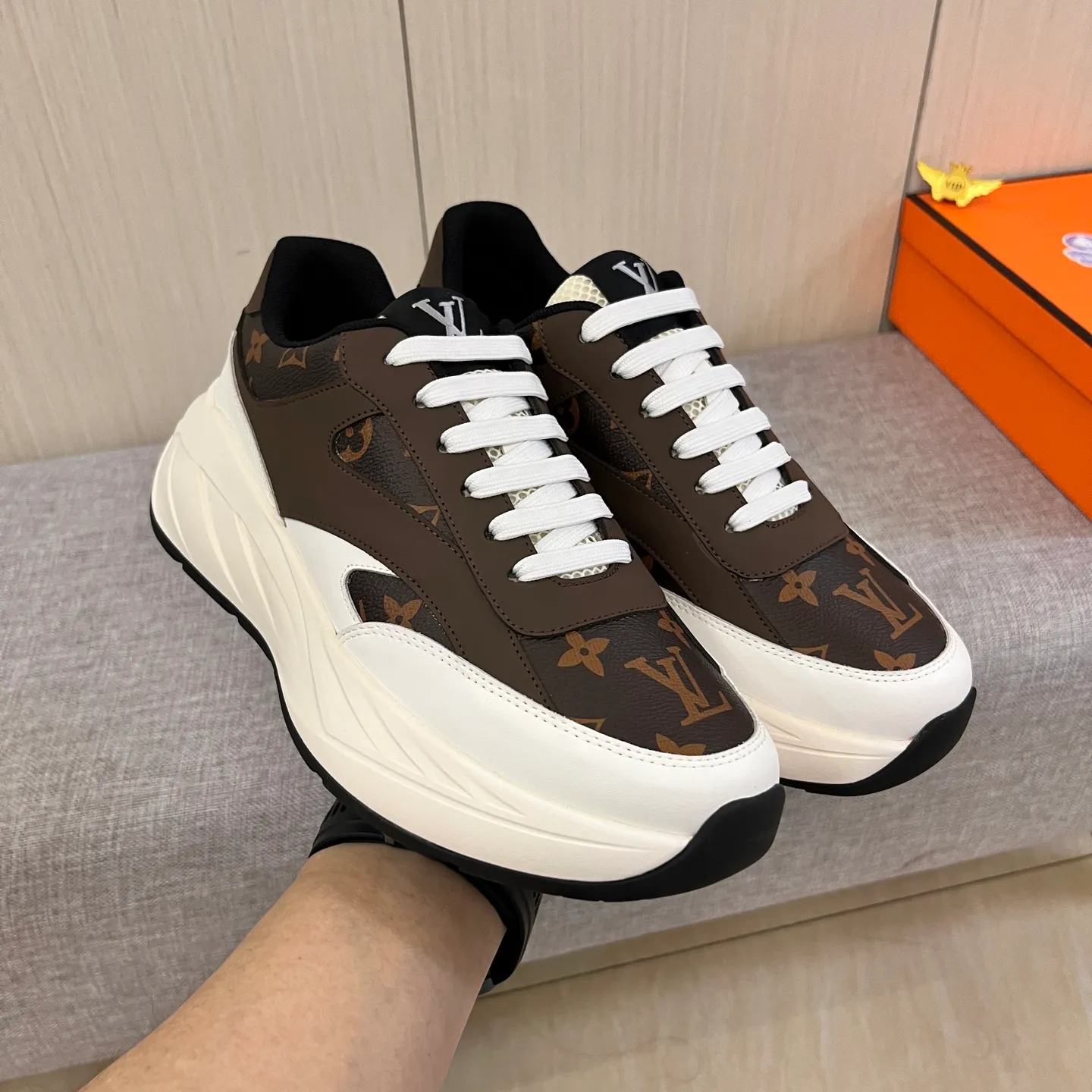 🚘🚘Factory batch 460 men's shoes💰[LV]🔥 Louis Vuitton, high-end men's shoes brand, official website 1:1 latest masterpiece: the upper is made of Italian imported first-layer cowhide with a comfortable and breathable lining➕original non-slip and wear-resistant outsole🔥, making walking more convenient and comfortable! An exclusive new model, a stunning work, a beautiful 1:1 replica [color] compared to the official quality! Create a fashionable personality to set off your uniqueness! A must-have for trendy men! Classic 🔥Size: 38-44 Color: 🔥 2⃣️colors available🔥.